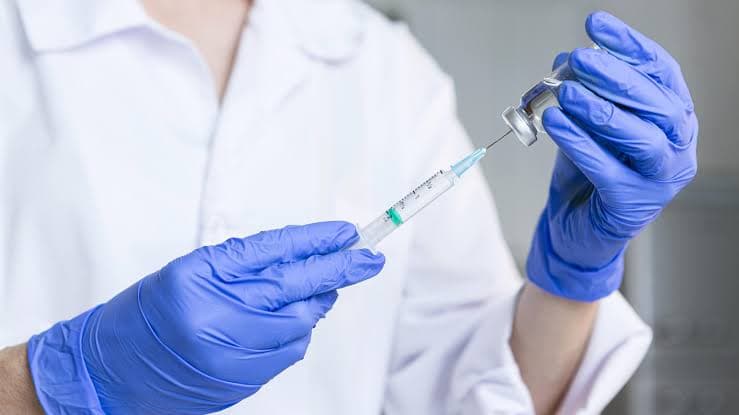 OMS autoriza uma nova vacina para ser aplicada em crianças contra a malária