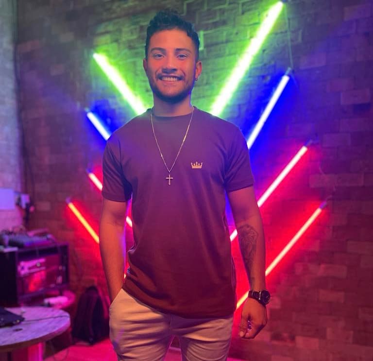 O artista feirense Lavy Lima vai lançar seu primeiro CD “Chora não, menino”