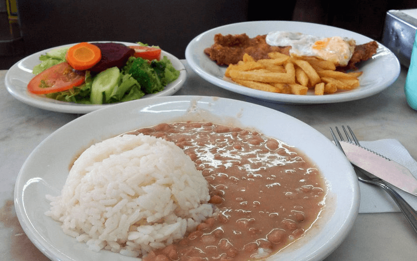 Brasileiro gasta, em média, R$ 54 por dia para almoçar fora de casa