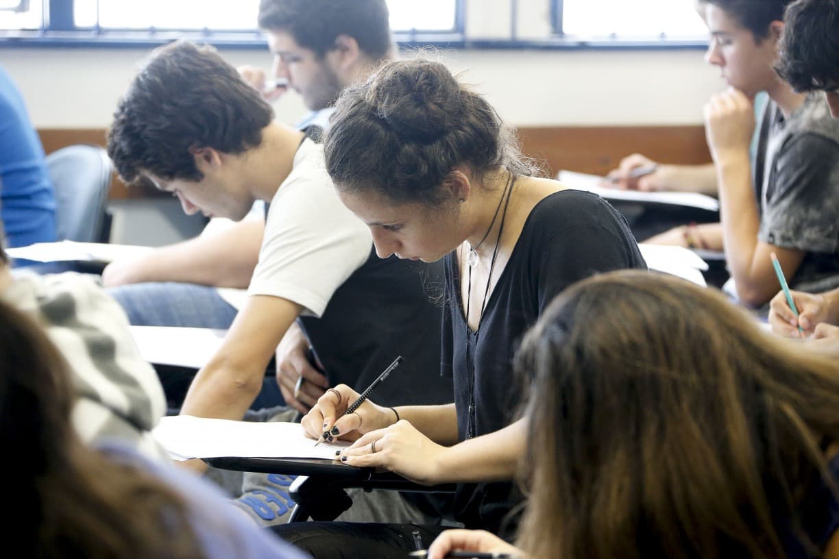 3,7 milhões de jovens brasileiros saem da condição ‘nem-nem’ entre 2019 e 2025