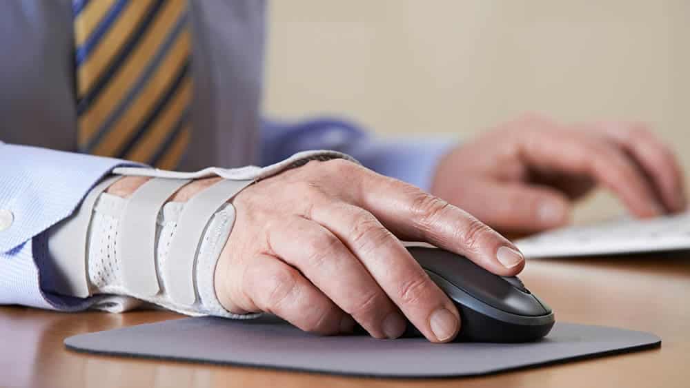 Dor e formigamento podem ser sinais de lesão por esforço repetitivo; mais de 3,5 mi sofrem com o problema