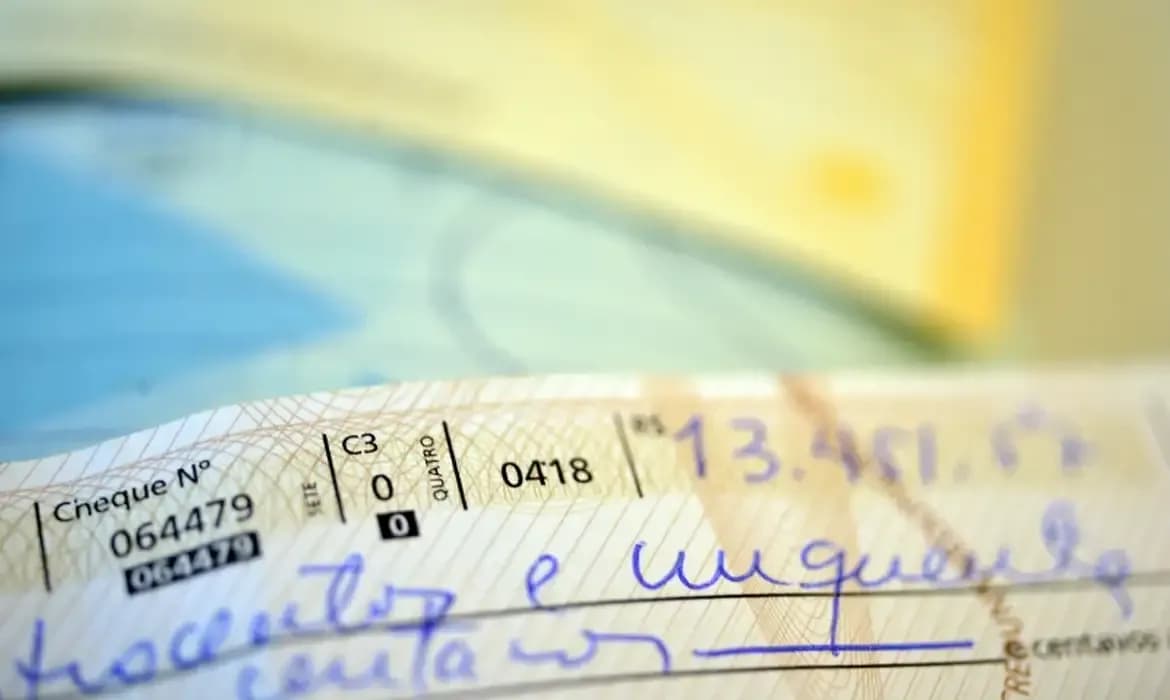 Desde 1995, utilização de cheques no país caiu 95%