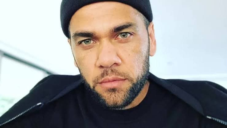 Daniel Alves é condenado na Espanha a 4 anos e 6 meses de prisão por estupro