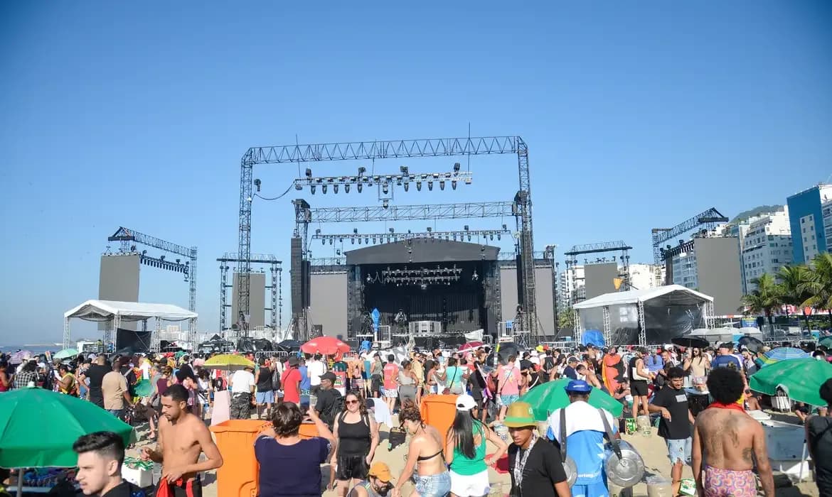 Fãs já se aglomeram em frente a palco do show da Madonna no Rio; Espetáculo terá início às 21h45 nas areias da Praia de Copacabana