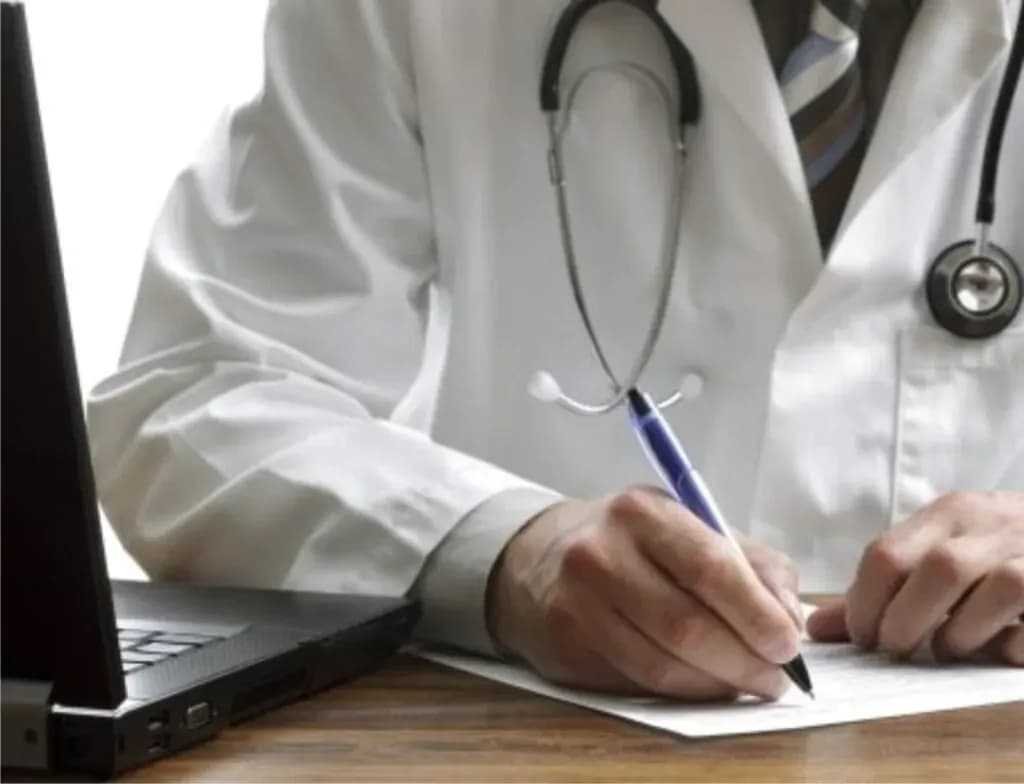 Emissão de atestado médico muda a partir de novembro; novo sistema busca combater fraudes