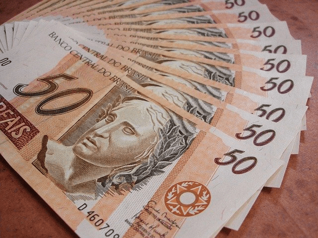 Brasileiros usam cada vez menos dinheiro em espécie
