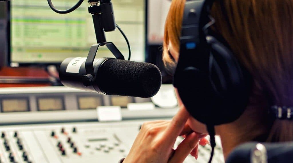 90% dos brasileiros consomem algum formato de áudio, como Rádio, streaming ou podcast