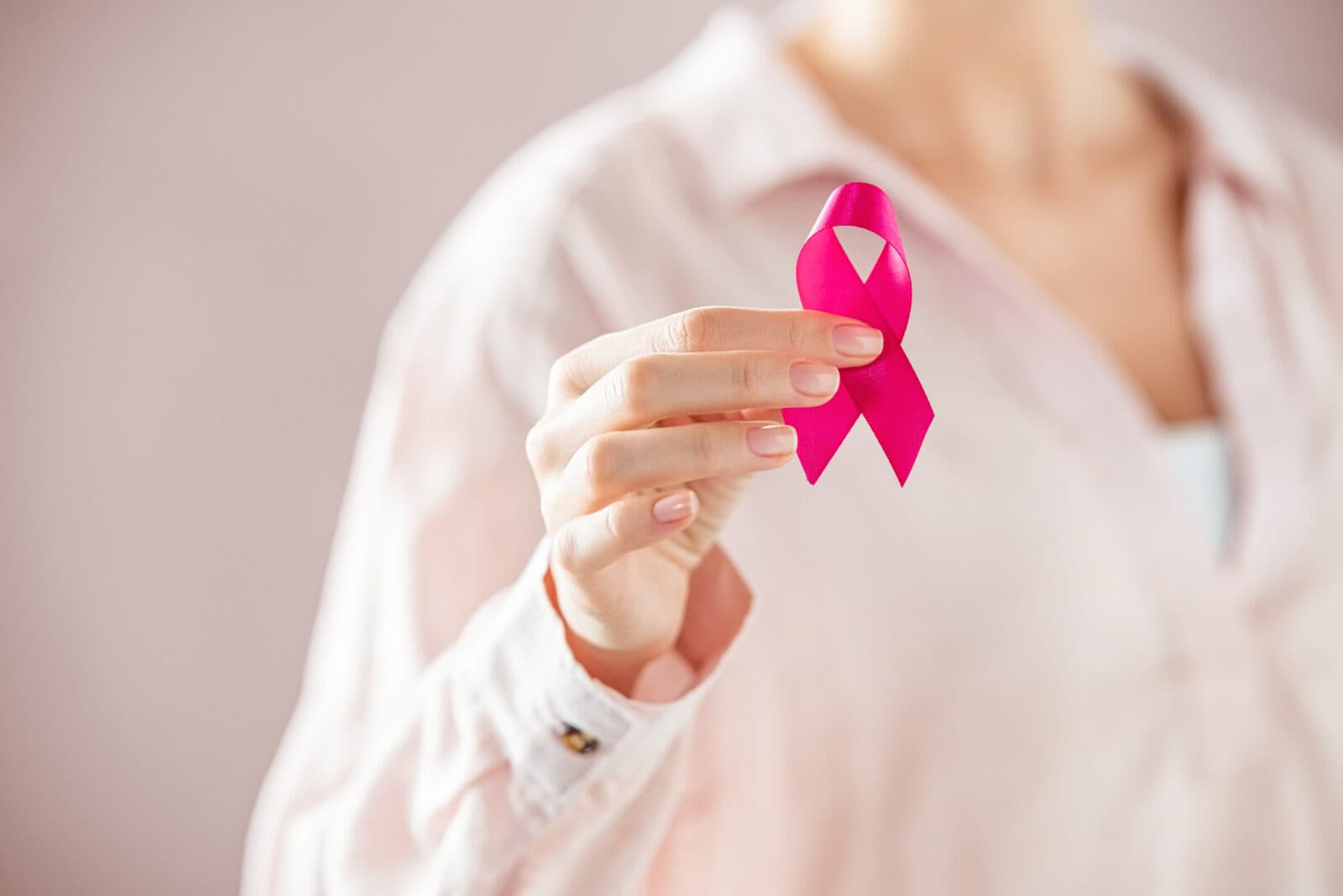 Outubro Rosa: mês da prevenção ao câncer de mama, diagnóstico precoce aumenta chances de cura
