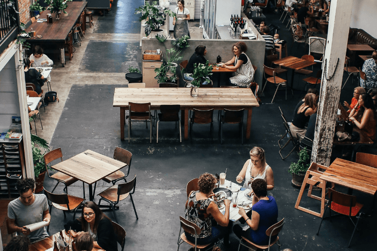 Bares e restaurante podem promover a saúde mental entre brasileiros