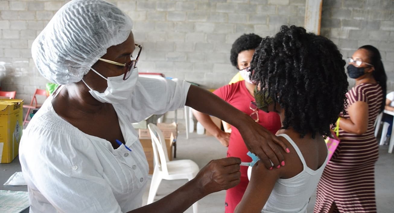 Mais de 3.100 crianças imunizadas contra a dengue e vacinação continua no fim de semana em Feira De Santana