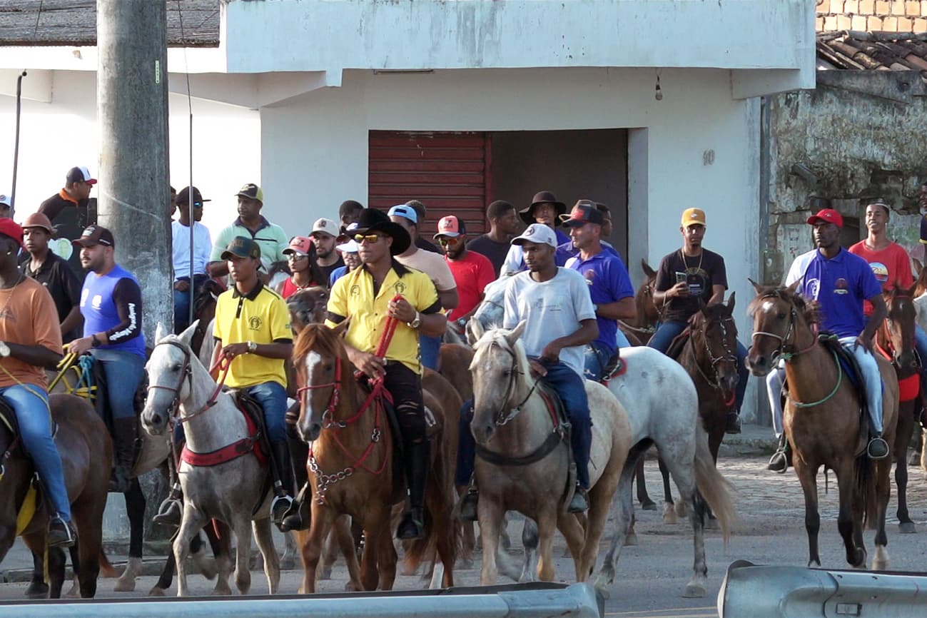 Missa e procissão abrem Festa do Vaqueiro de Ipuaçu