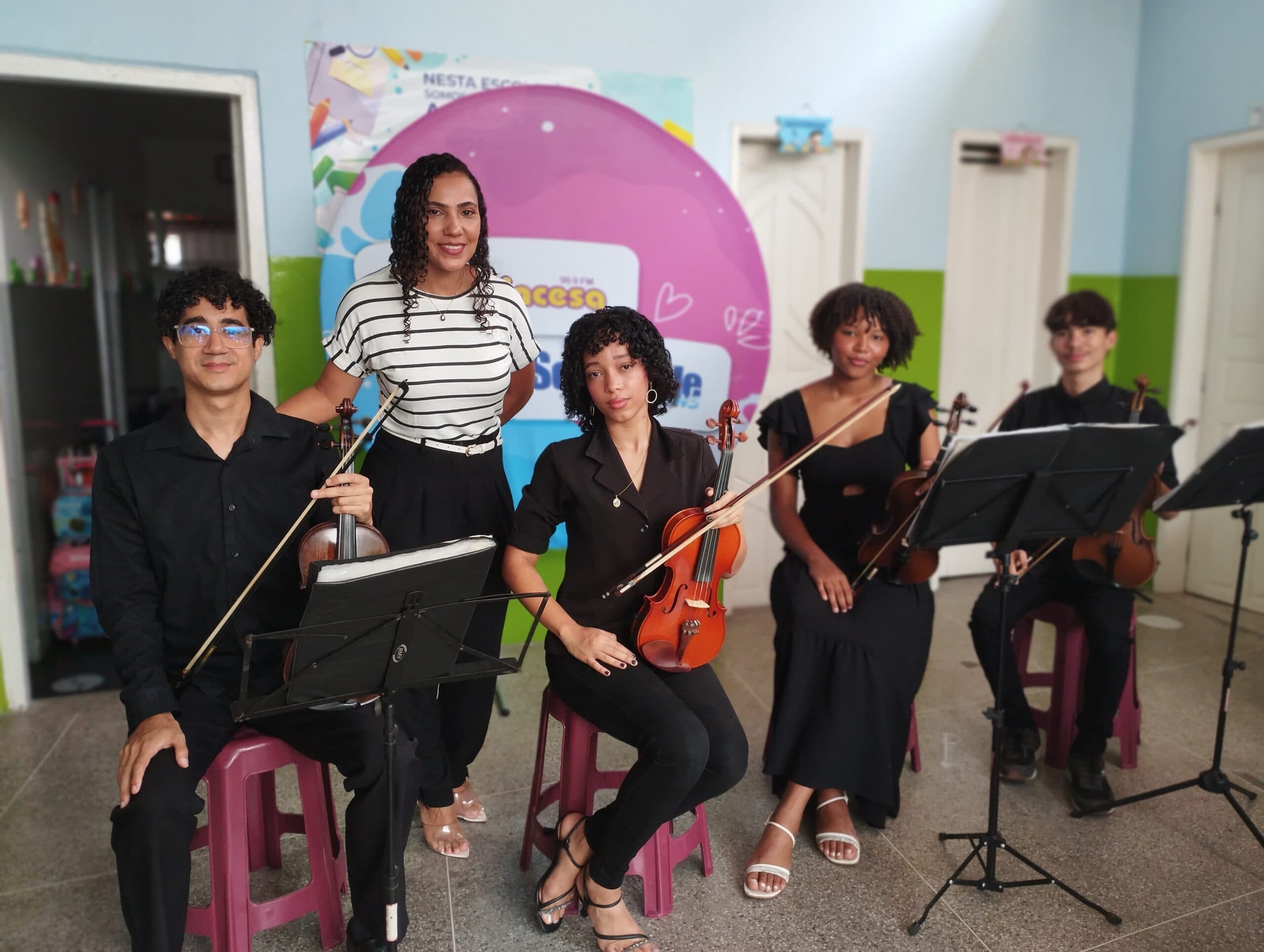 Orquestra Sinfônica encanta alunos durante arrecadação de alimentos para Campanha Natal Solidário