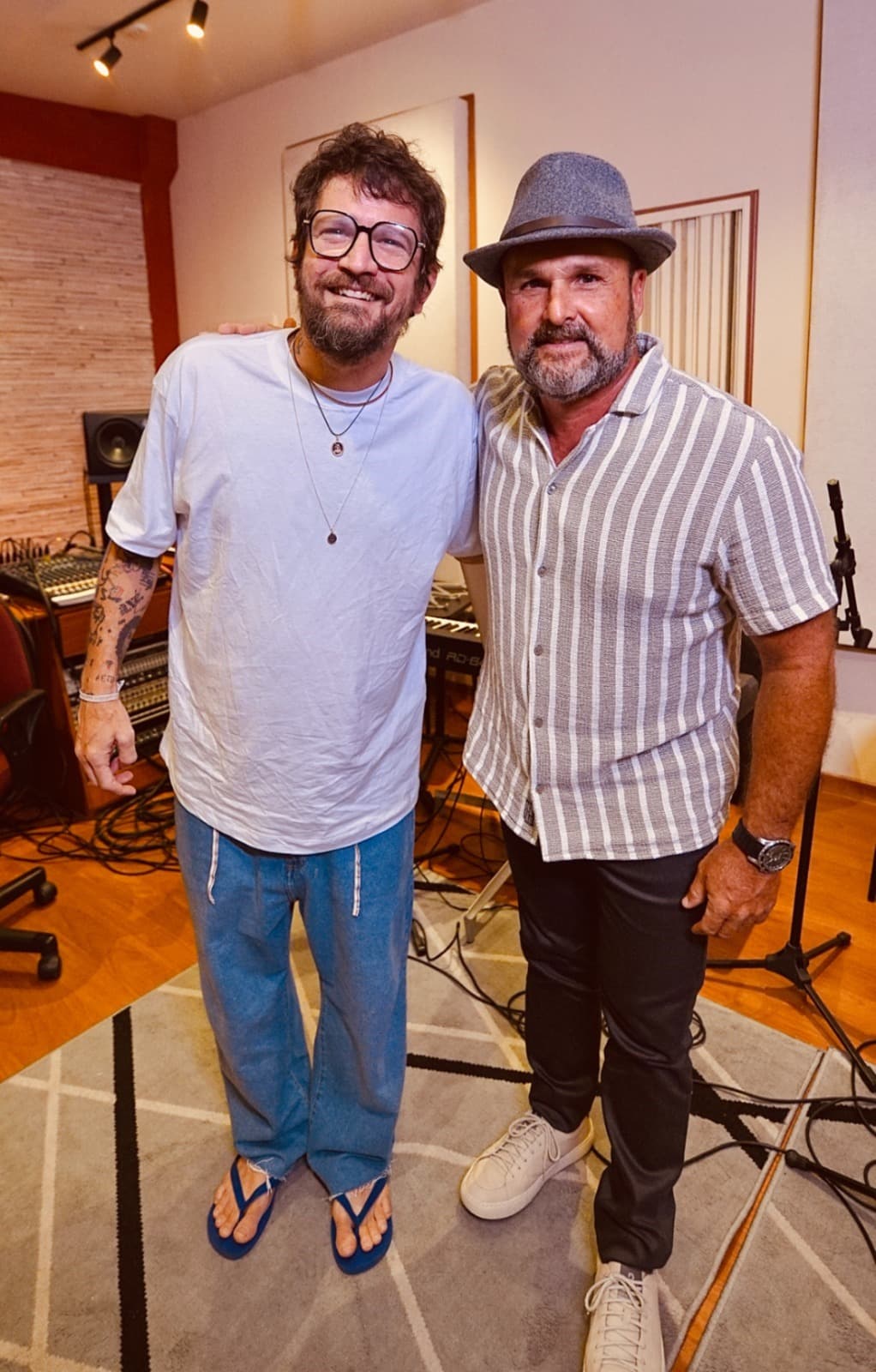 Leo Estakazero e Saulo se reencontram na canção “Nós Dois”