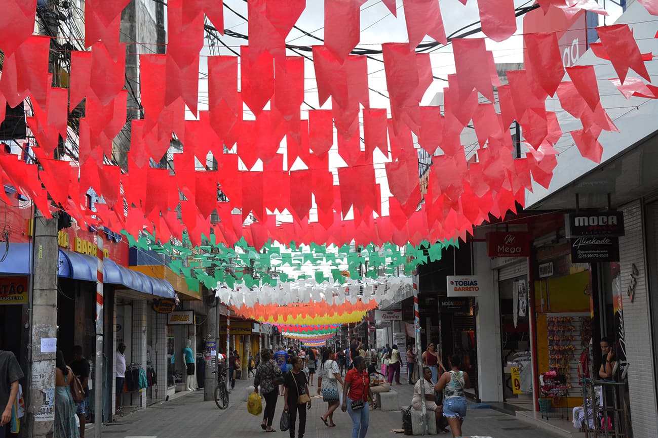 Bandeirolas coloridas anunciam a alegria e a chegada do São João