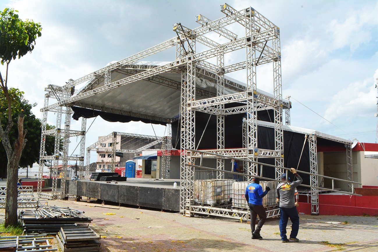 Palco para o Natal Encantado começa a ser montado