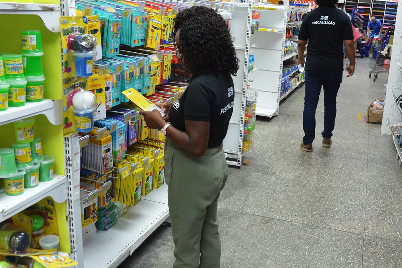 Procon divulga pesquisa de preços do material escolar