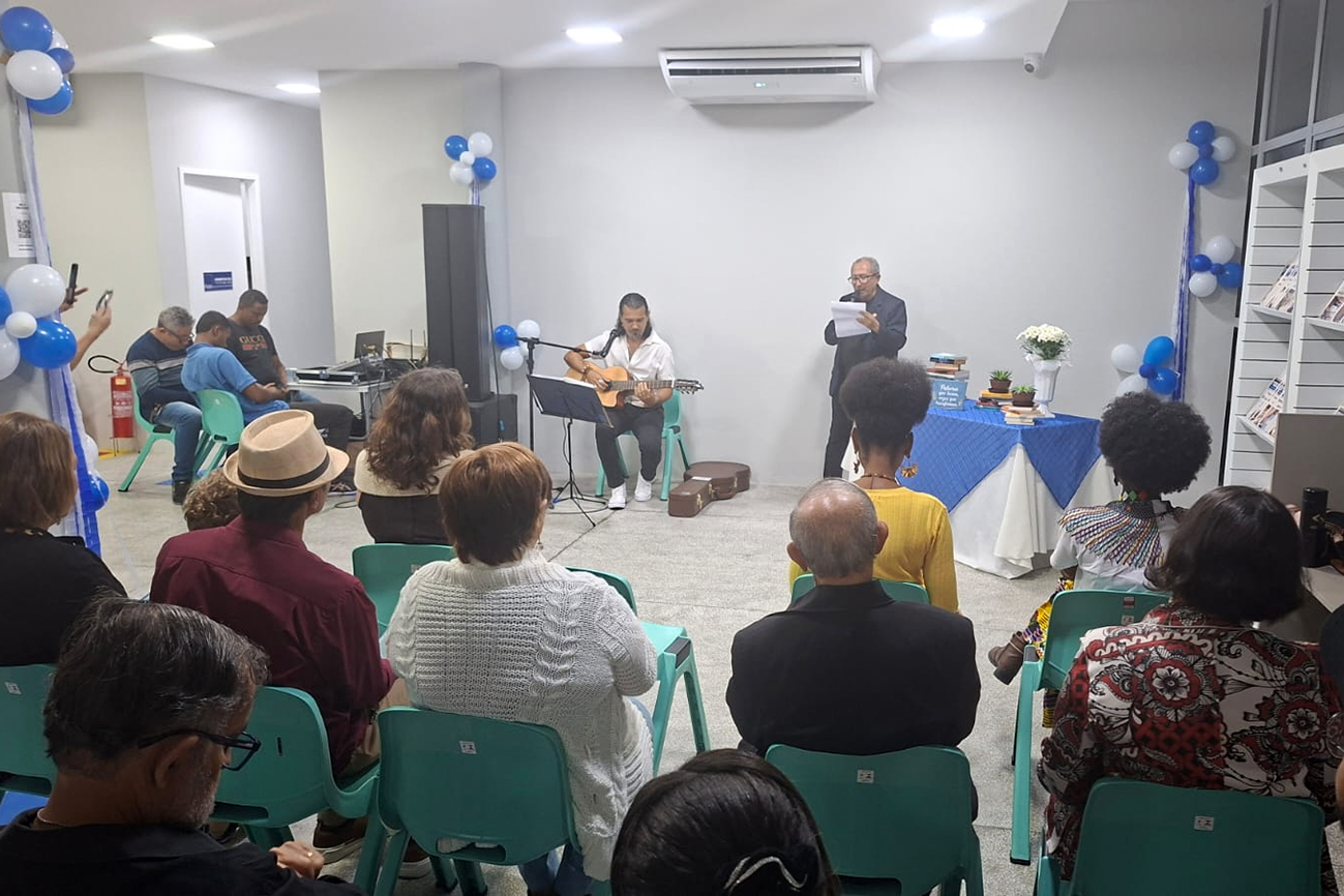 Sarau Poético Musical reúne artistas e público em noite de celebração à cultura na Biblioteca Municipal Arnold Silva