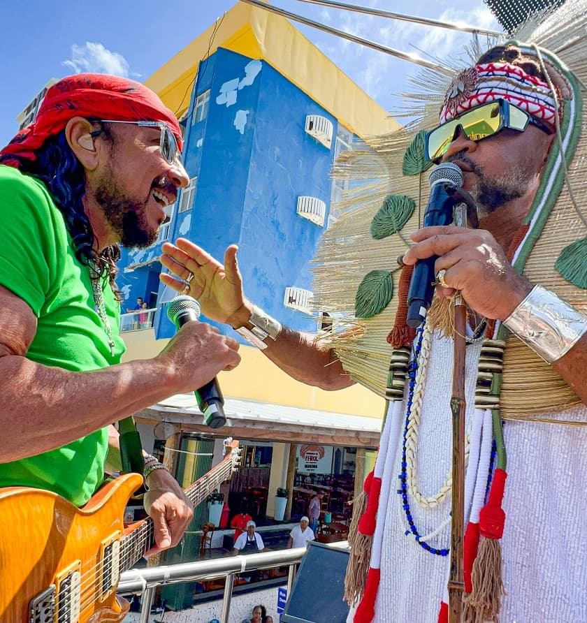 Bell Marques canta com Carlinhos Brown em Arrastão na Quarta-feira de Cinzas em Salvador
