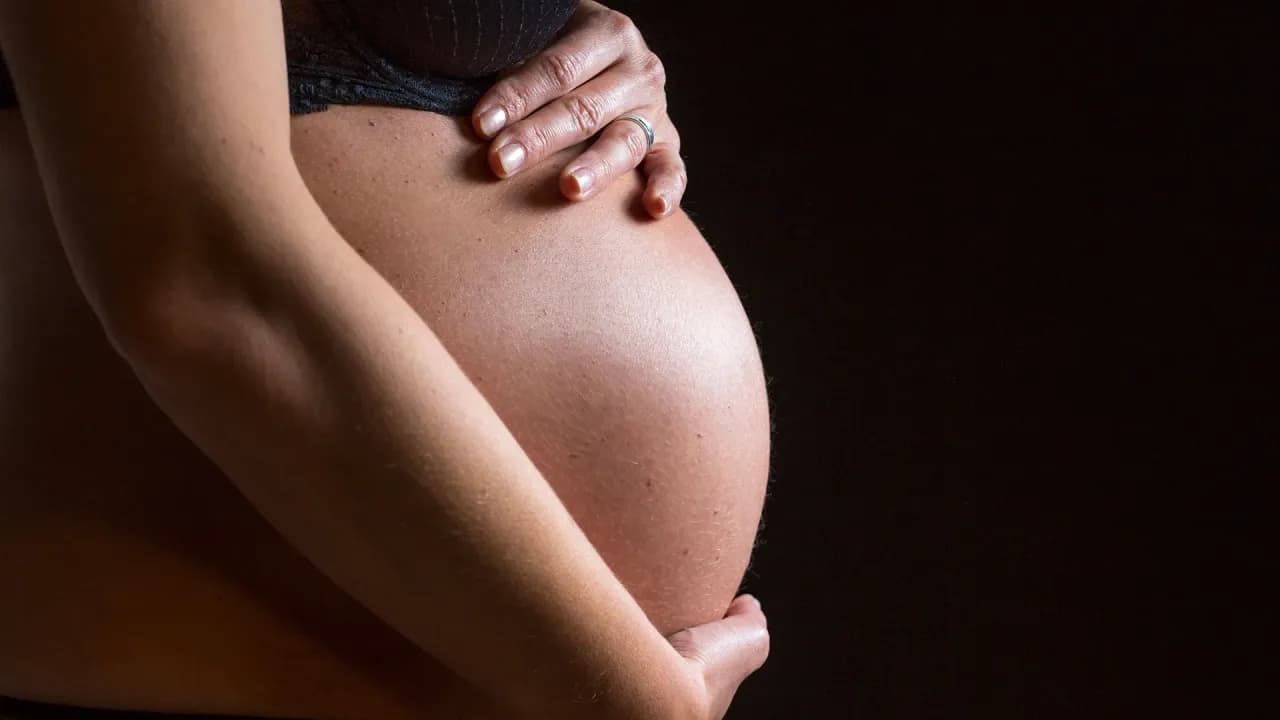 Gravidez na adolescência; todo ano, uma em cada 23 adolescentes brasileiras, entre 15 e 19 anos, se torna mãe no Brasil