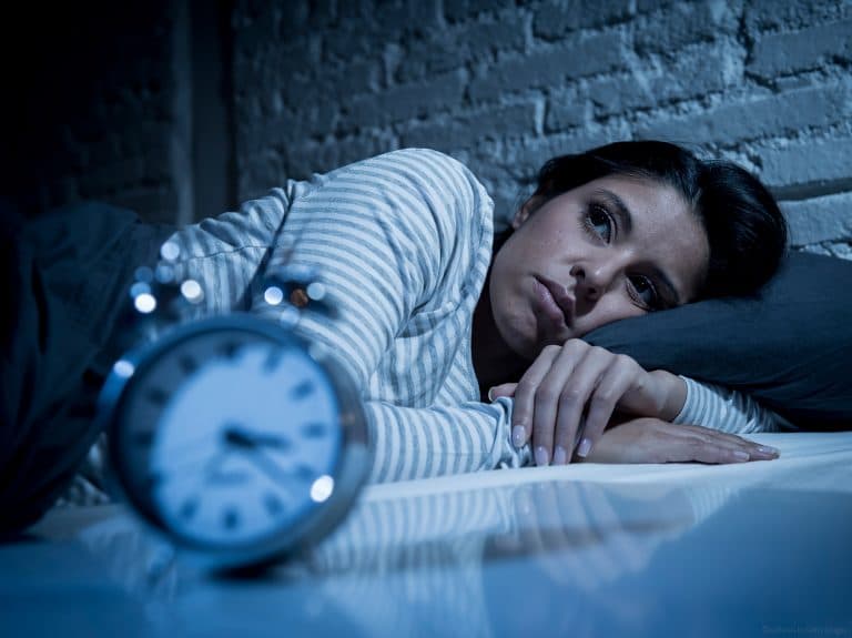 Pesquisa aponta que 6 em cada 10 brasileiros dormem mal, número é maior entre as mulheres