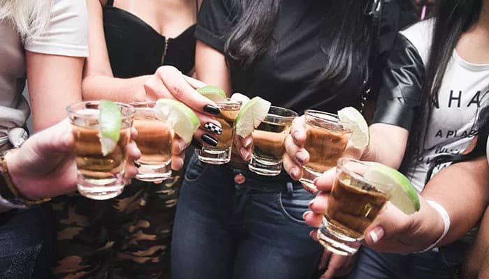 Álcool eleva risco de demência mesmo em baixas doses, aponta estudo