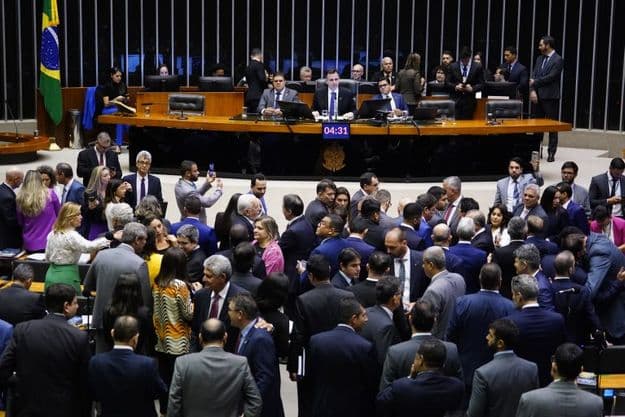 Proposta de por fim à jornada 6X1 já pode tramitar na Câmara; quase 200 deputados assinaram a PEC