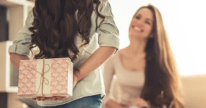 Dia das Mães deve levar 127 milhões de pessoas às compras; 14% devem deixar de pagar contas para presentear