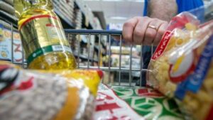 Cesta básica ficou mais cara em 15 capitais brasileiras em abril