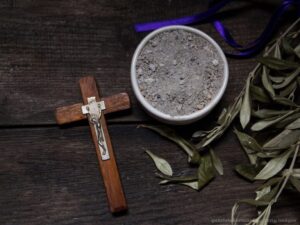 Qual é a origem da celebração da quarta-feira de cinzas na igreja