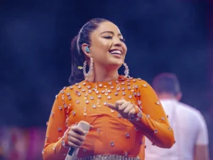 Mari Fernandez sobe ao palco da Arena Nº1 em dia de Brasil x Japão