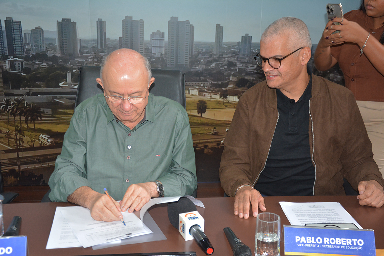 José Ronaldo sanciona leis implementando políticas de valorização da educação municipal