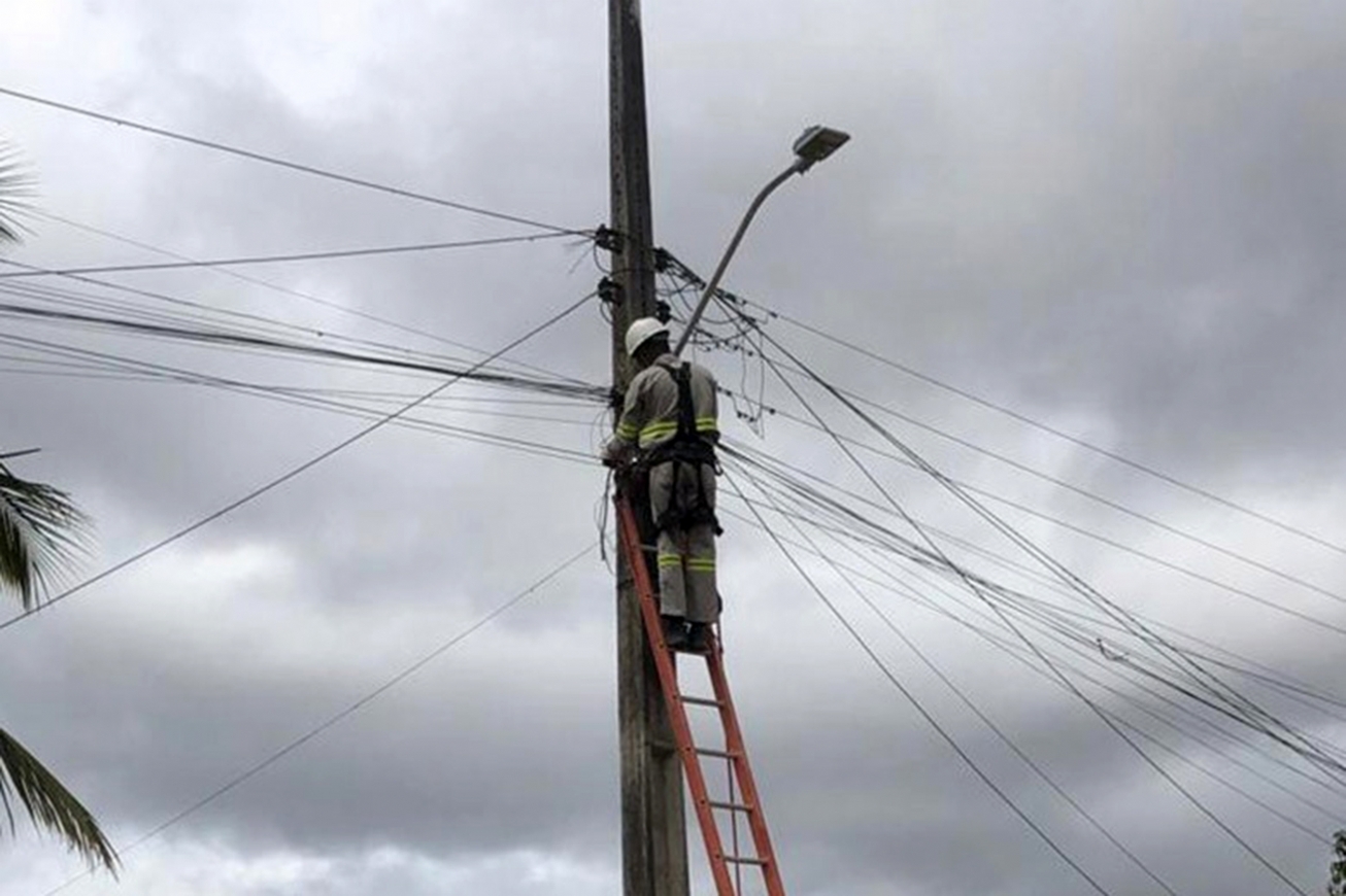 Manutenção da iluminação pública é o serviço mais solicitado pelo aplicativo Fala Feira e o 156