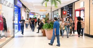 82% das pessoas acima de 14 anos no Brasil têm algum rendimento; 11% recebem programas sociais