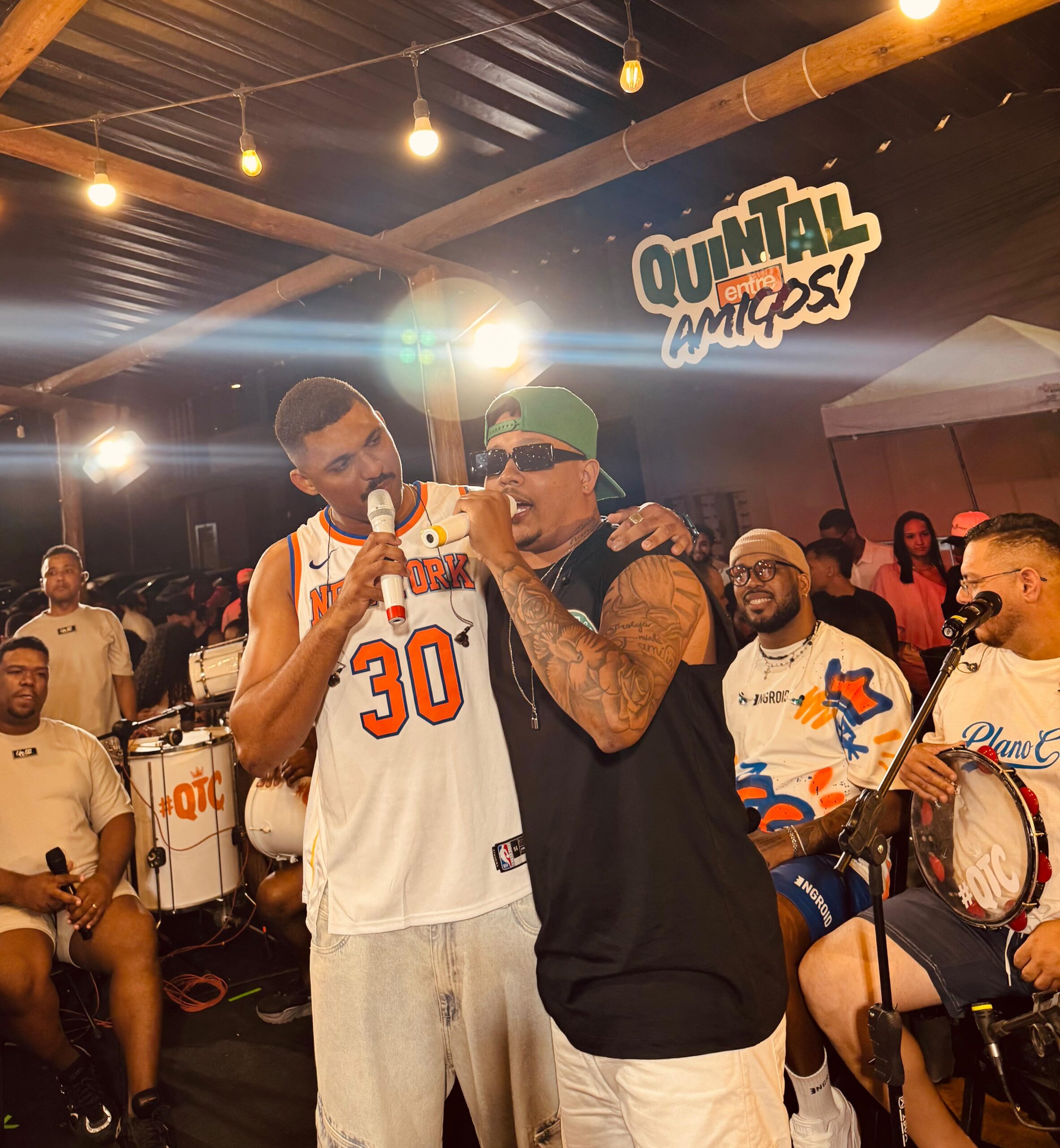 Banda Quintal da Tia Carla lança audiovisual ‘Quintal Entre Amigos’