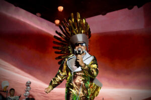 Carlinhos Brown faz show em Salvador com look exclusivo assinado pela Ellus 