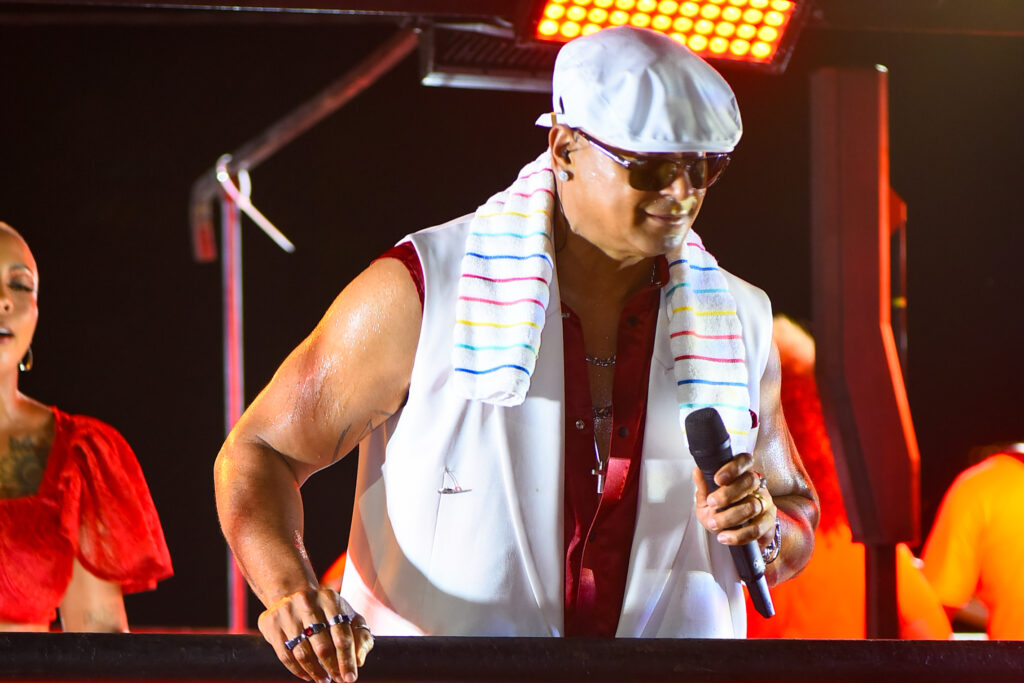 Melhor Segunda-Feira do Mundo reúne multidão no pré-Carnaval de Salvador com homenagem ao samba