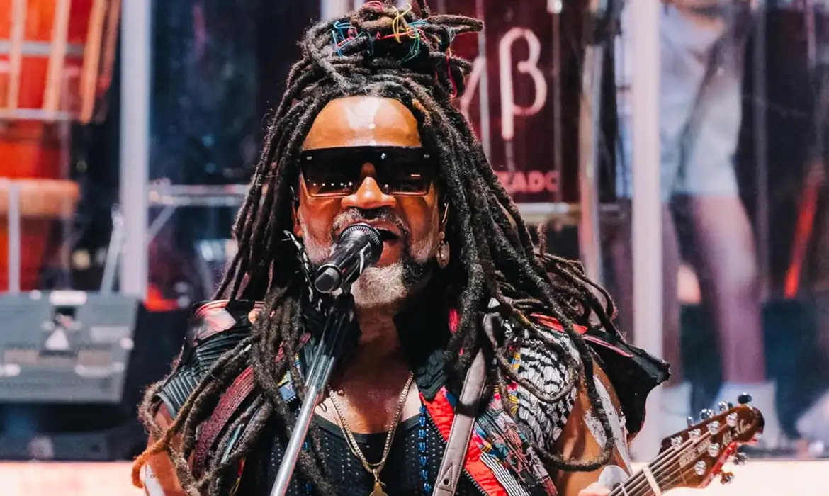 Carlinhos Brown inaugura novo trio elétrico