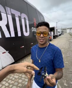 Juninho Moraes conquista ônibus que marcou história com Neto Brito