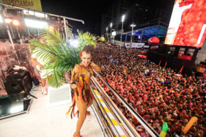 Claudia Leitte encerra maratona de Carnaval