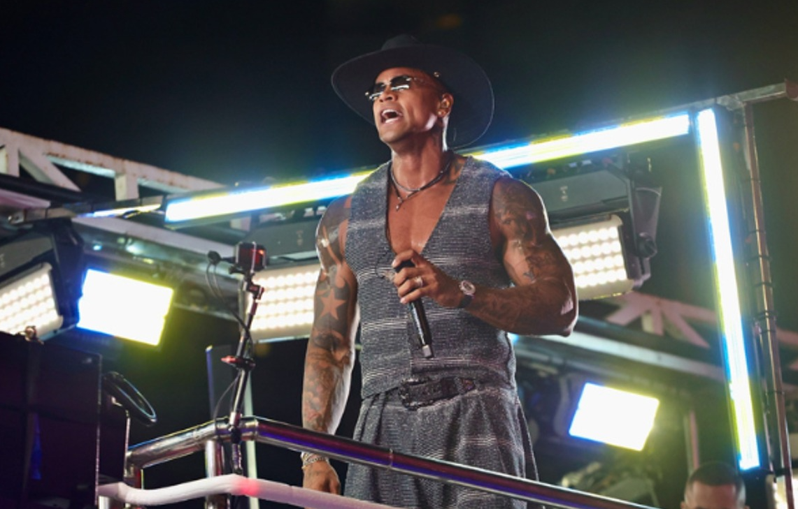 Léo Santana comanda Pipoco e arrasta multidão no pré-Carnaval de Salvador