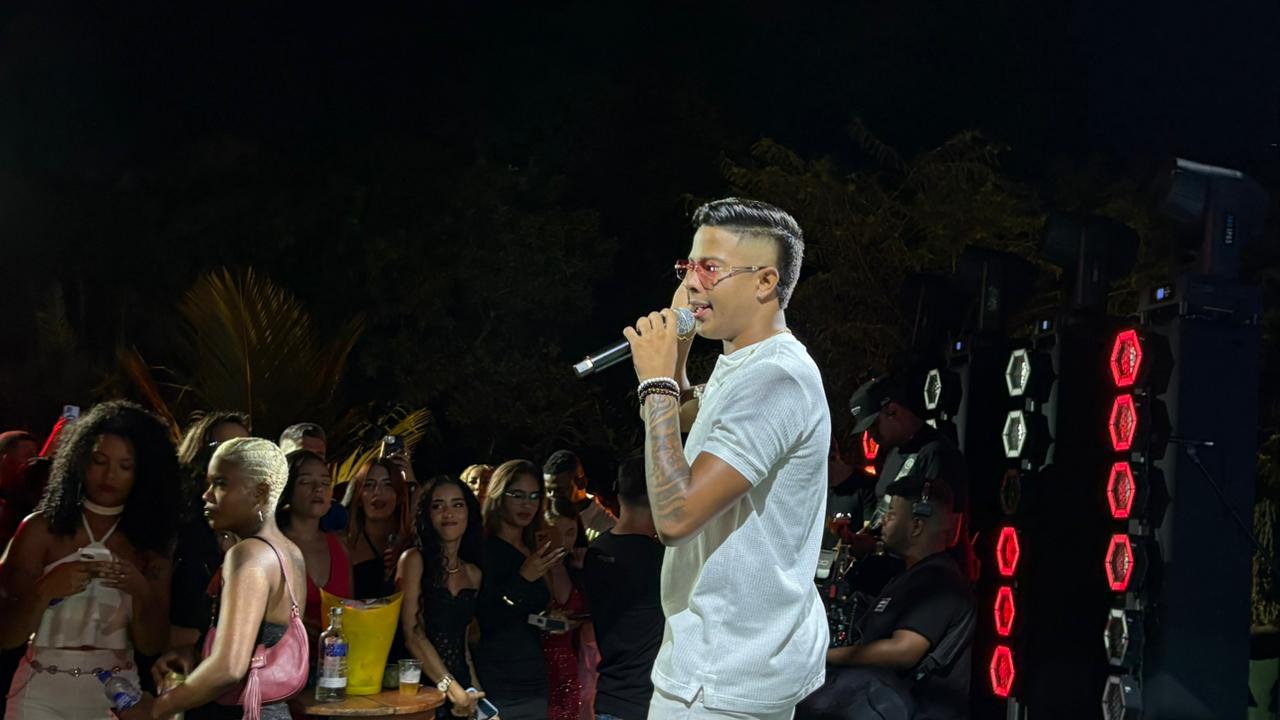 Cantor Juninho Moraes grava novo audiovisual com participações especiais em Feira de Santana