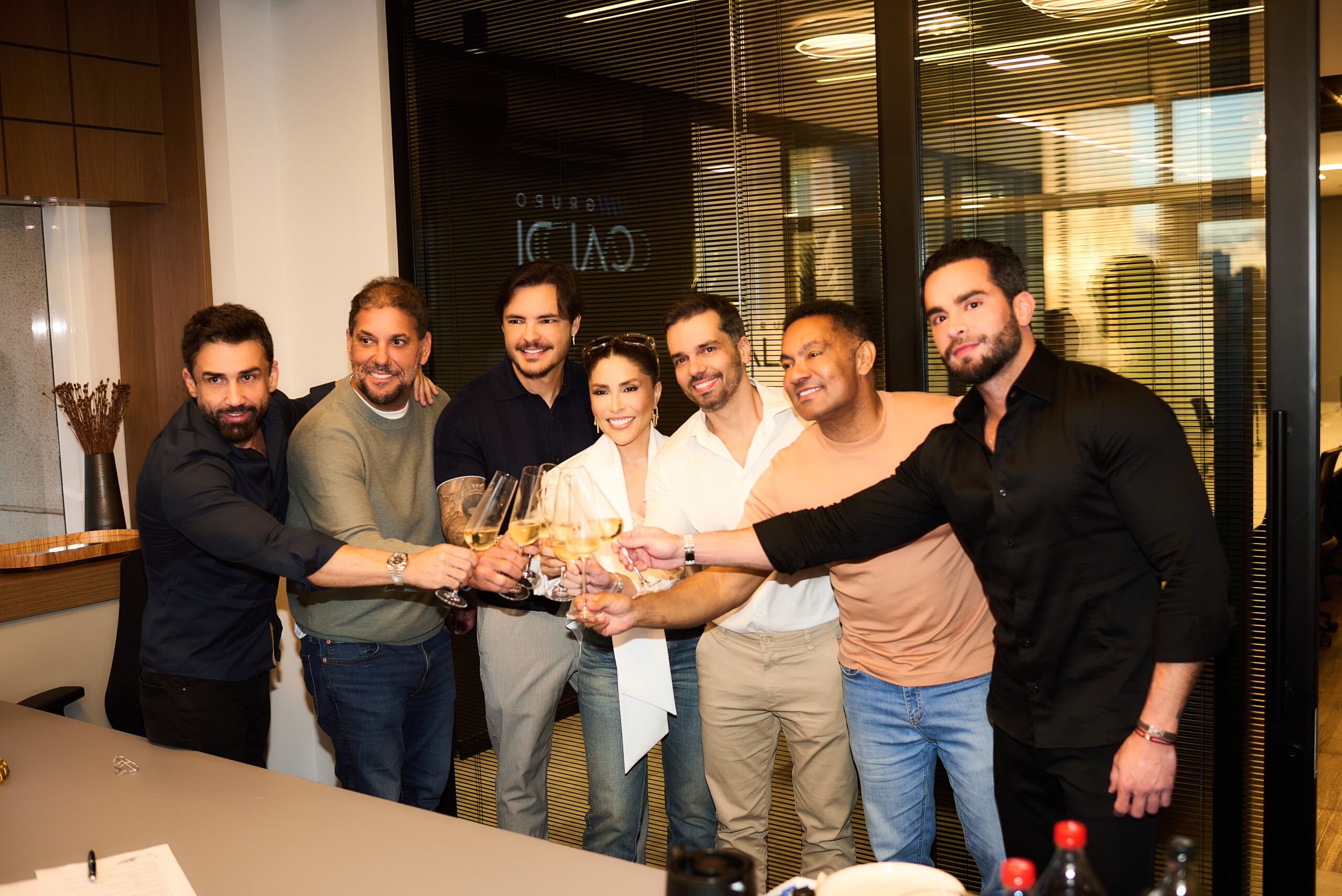 Manu Bahtidão oficializa contrato com novos empresários e monta um time de peso