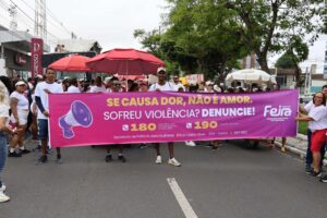Feirenses apelam pelo fim da violência contra as mulheres durante caminhada