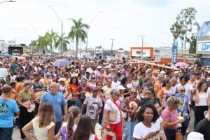 Milhares de fiéis participam da 12ª Caminhada do Perdão em Feira de Santana