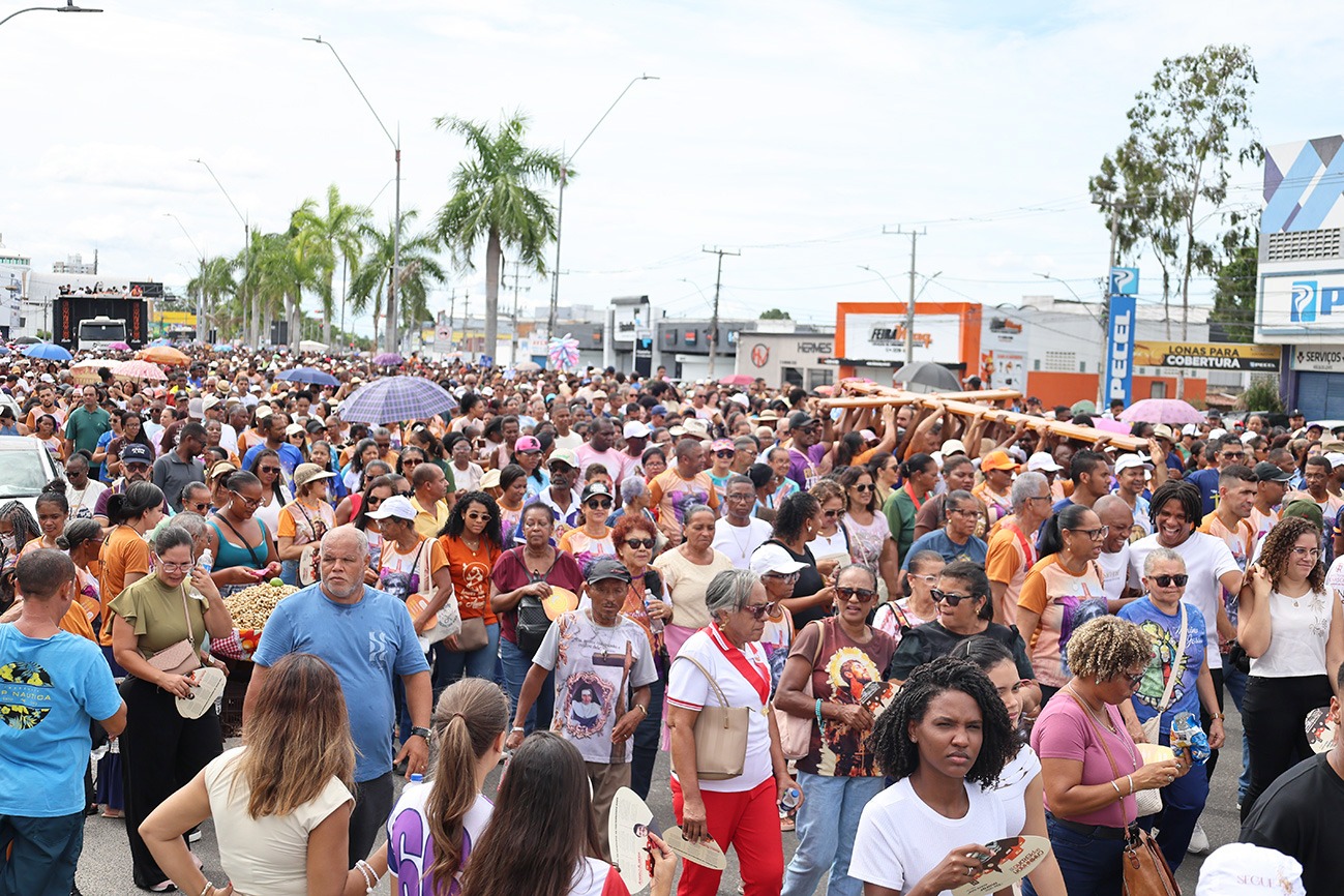 Milhares de fiéis participam da 12ª Caminhada do Perdão em Feira de Santana