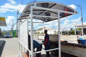 Prefeitura instala novos abrigos de ônibus com acessibilidade e tecnologia