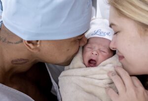 Léo Santana e Lore Improta divulgam primeira foto do bebê Levi