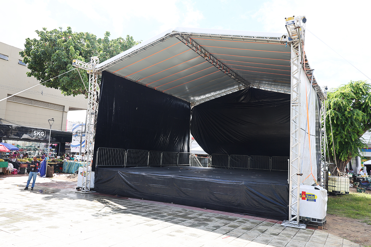 Praça Bernardino Bahia começa a ganhar ares de arraiá