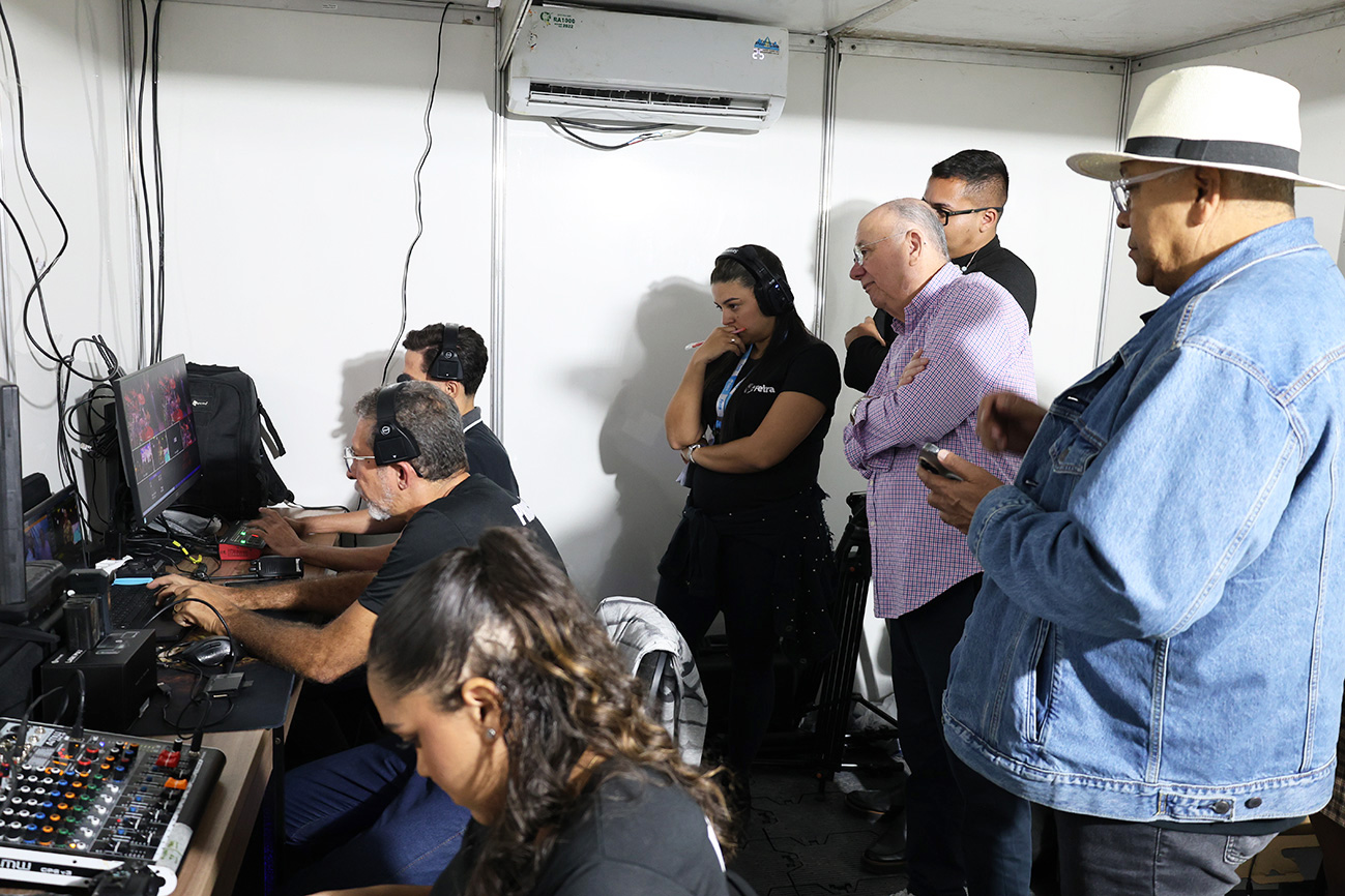 Prefeito visita instalações da TV Feira durante transmissões do Arraiá de Feira