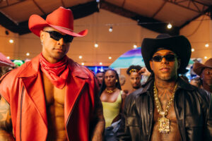 Oh Polêmico e Léo Santana surgem como cowboys em videoclipe de ‘Laço na Fivela’